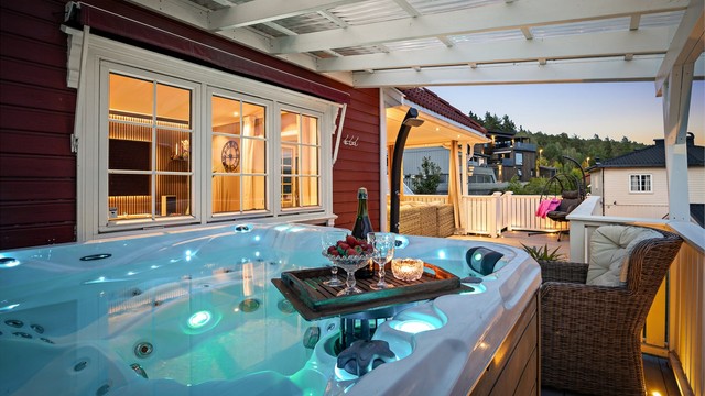 På terrassen er det etablert jacuzzi med eget takoverbygg (ikke byggemeldt).