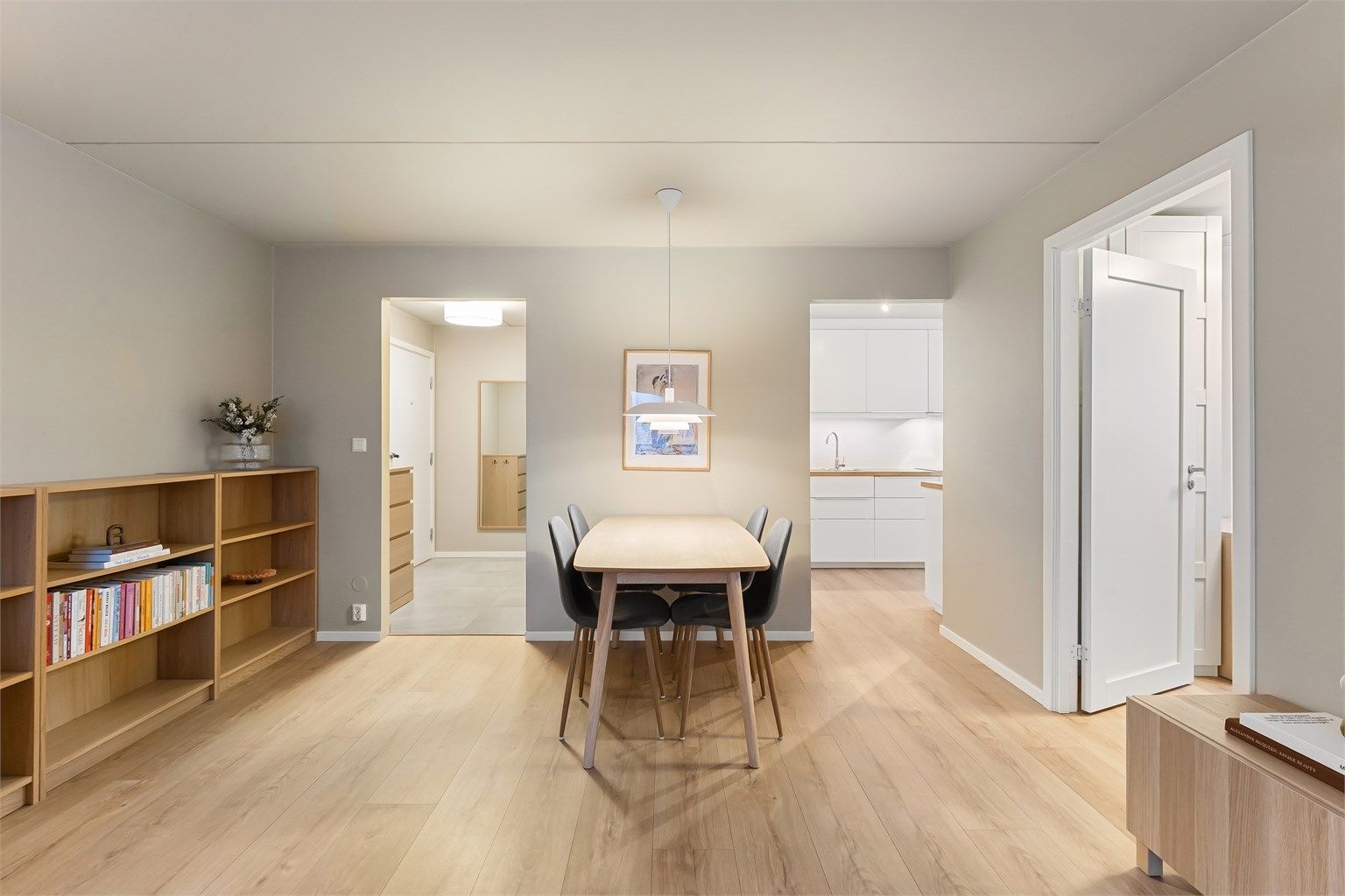 Totalrenovert bad 2022, oppusset overflater og nytt el-anlegg fra 2023 med app styrt belysning