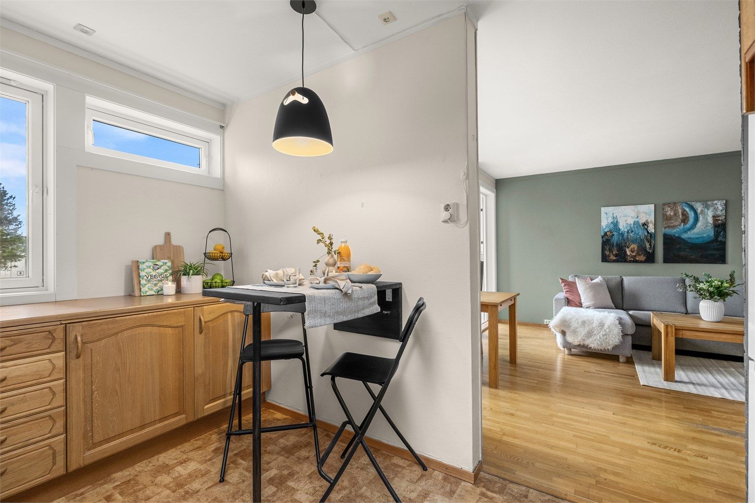 Kjøkkenet har videre integrert oppvaskmaskin og frittstående komfyr og kjøleskap samt rikelig med skap- og benkeplass å boltre seg på. 