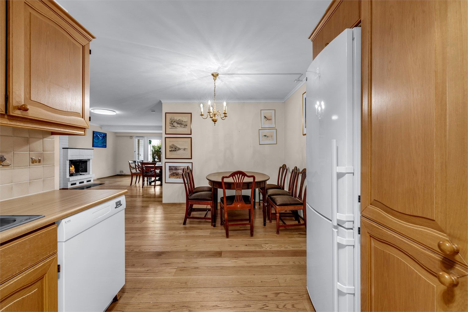 Stuen er av god størrelse, og kan enkelt innredes med ulike soner for både egentid og sosialt samvær.