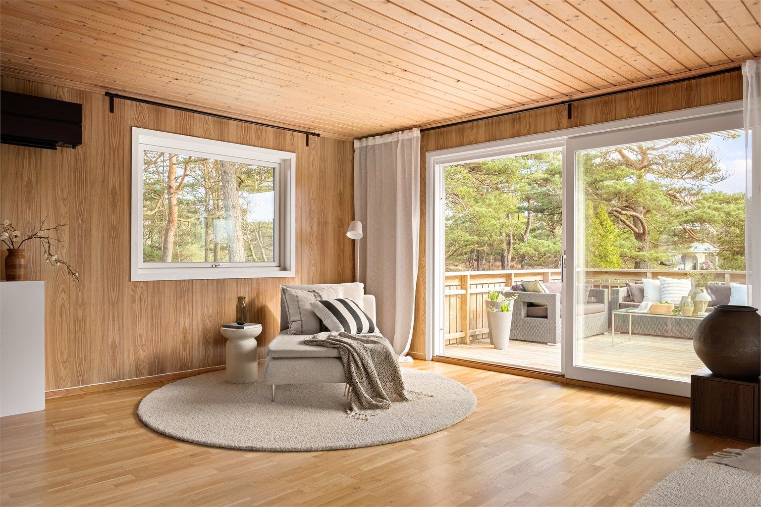 Vinduer på tre av fire sider gir utsyn til naturen. Innsyn er ikke et tema.