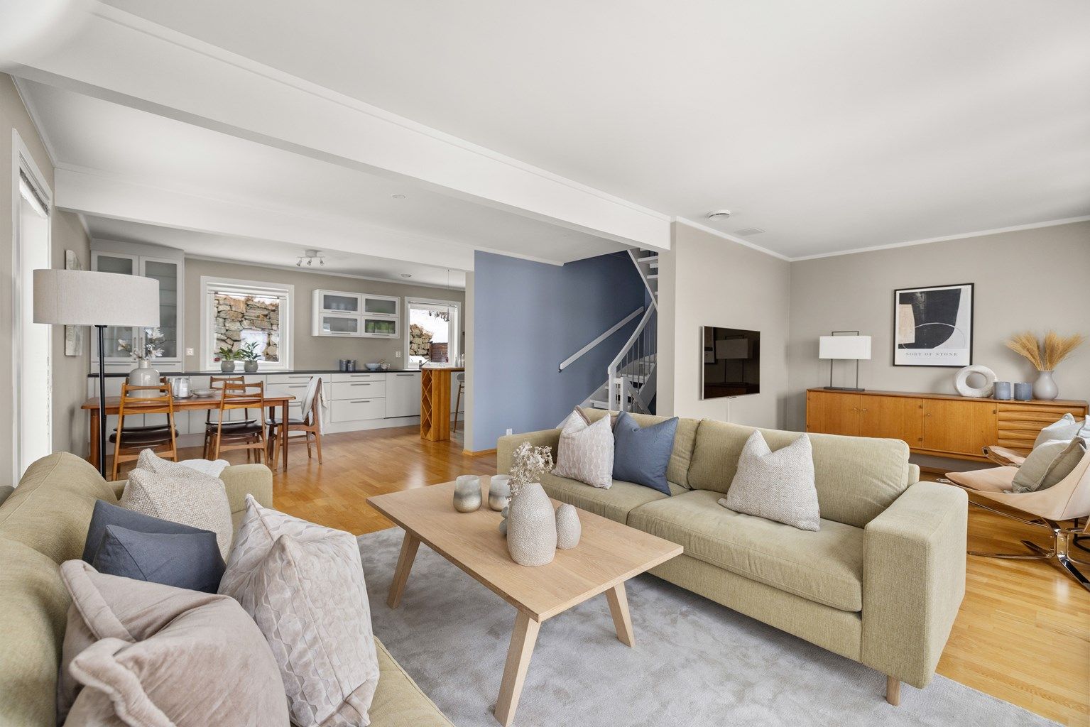 Velkommen til Munkerudveien 64D presentert av Anne Aartun i Krogsveen.