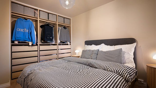 Hovedsoverommets bakvegg passer utmerket for en garderobeløsning. Avbildet garderobe følger IKKE med boligen.