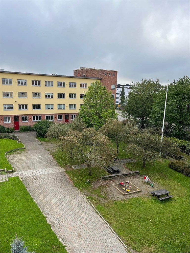 Hyggelig utsikt fra både stue og soverom på siden mot en av flere bakgårder i aksjelaget.