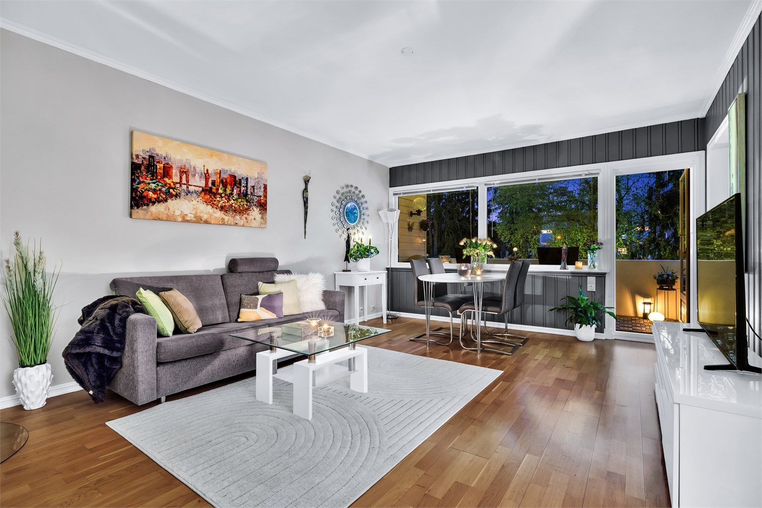 Trivelig stue i flott kveldslys.