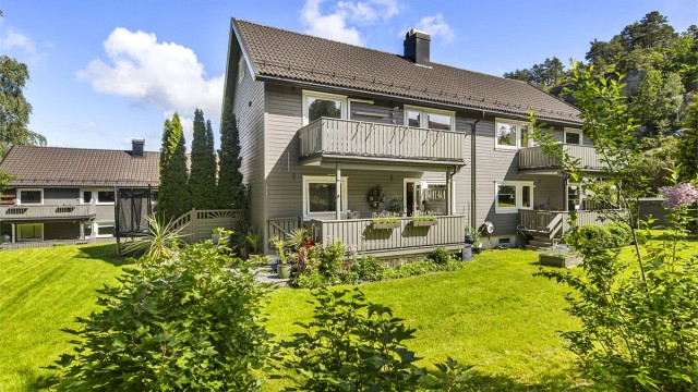 Leiligheten er en del av Kamfjord Borettslag, som består av 22 boliger fordelt på flere firemannsboliger.