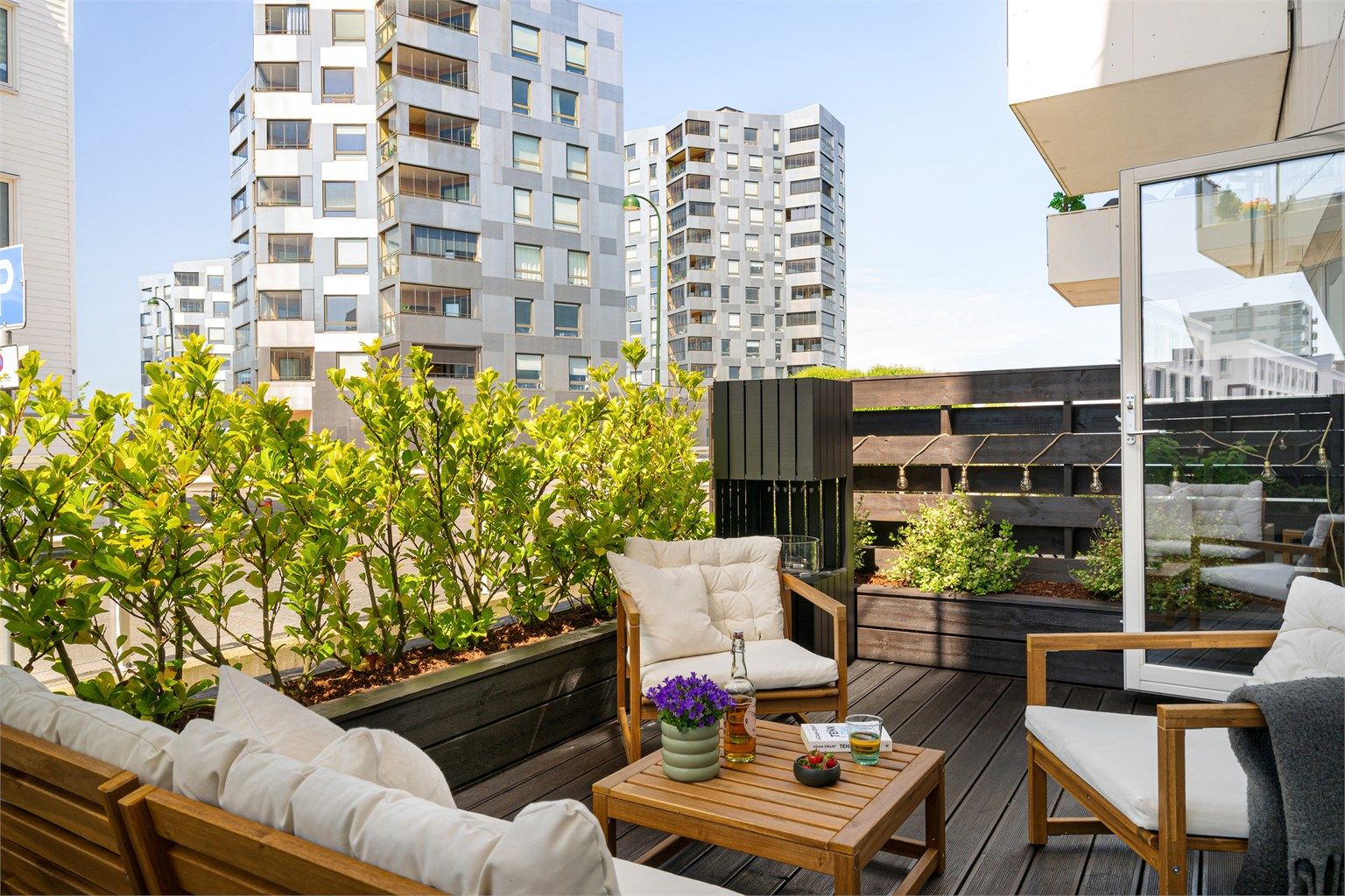 Utgang til terrasse fra stuen (del av sameiets fellesareal, men brukes som eget)