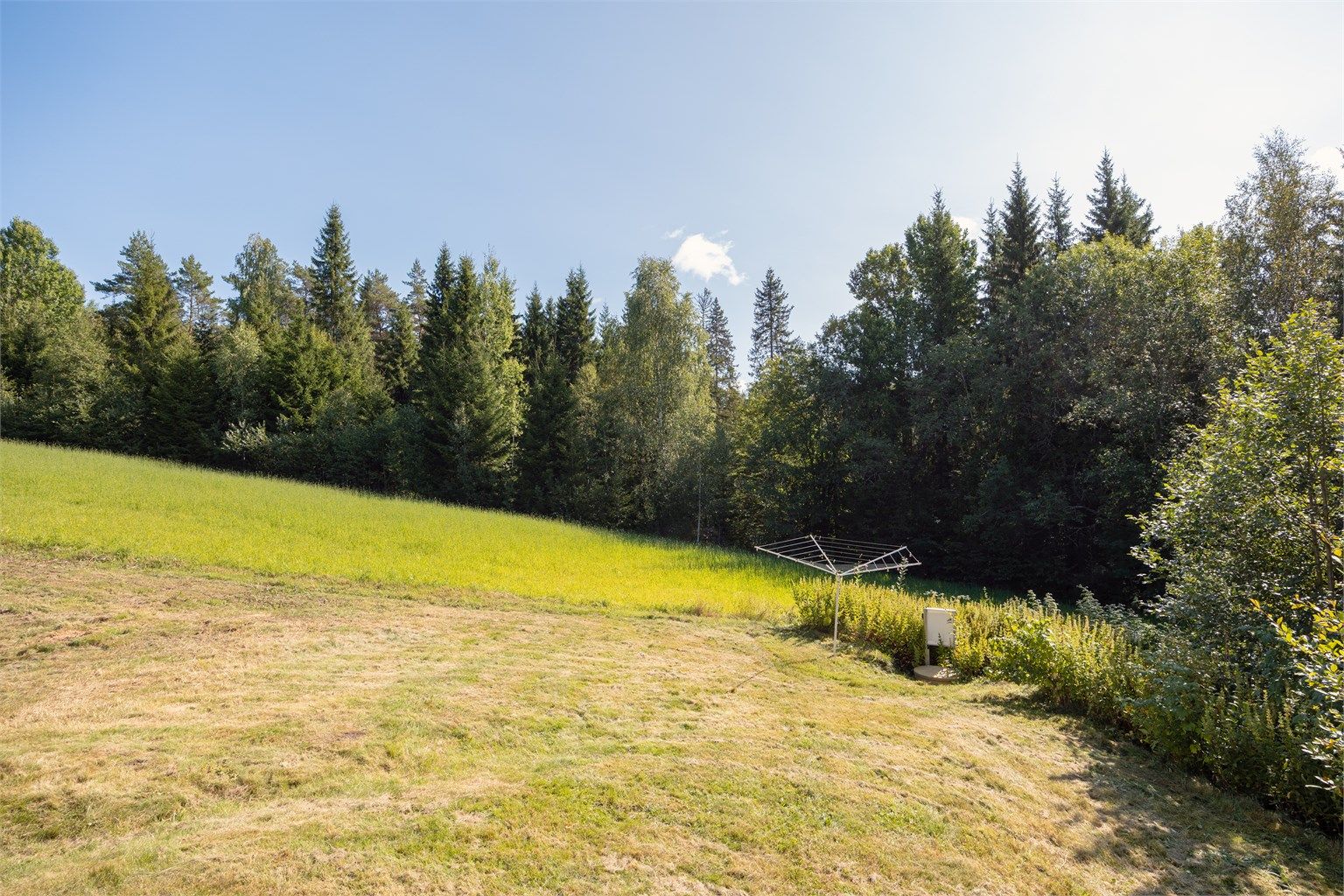 Eiendommen ligger i landlige og naturskjønne omgivelser i Aurskog.