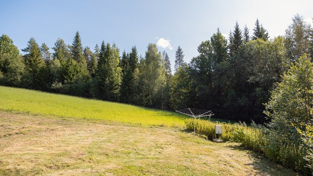 Eiendommen ligger i landlige og naturskjønne omgivelser i Aurskog.