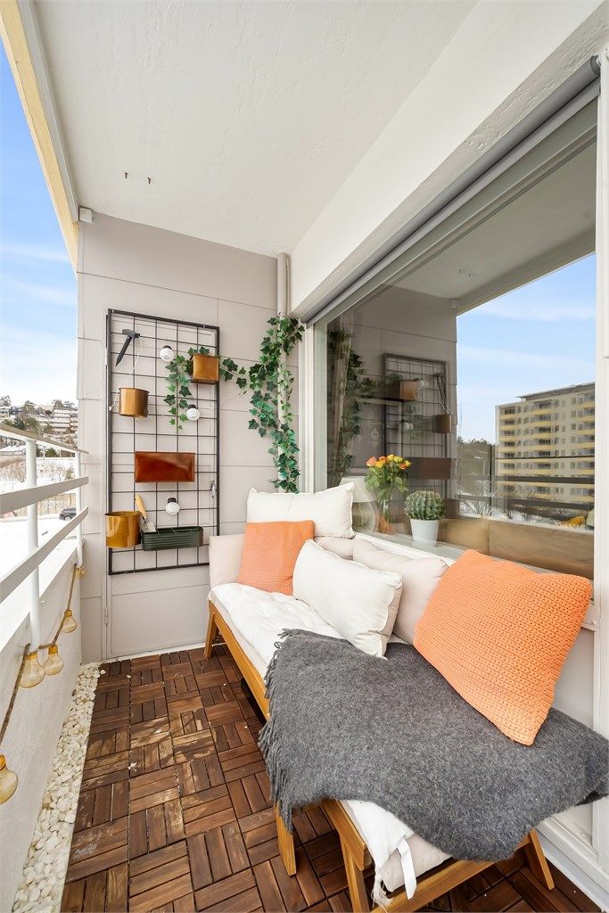 I tilknytning til balkongen er det en praktisk utebod på 1 m² og plass til en sittegruppe.