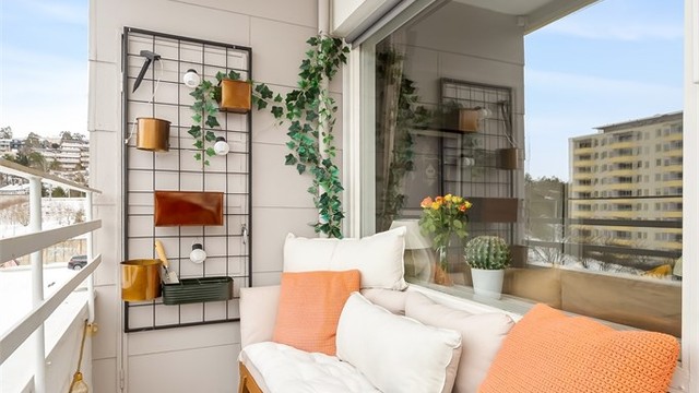 I tilknytning til balkongen er det en praktisk utebod på 1 m² og plass til en sittegruppe.