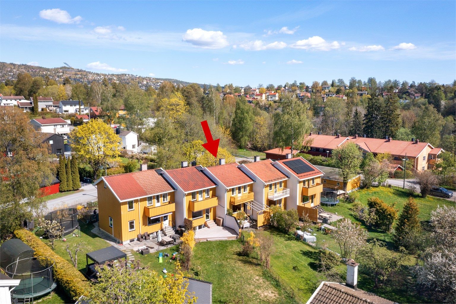 Boligen har en attraktiv og barnevennlig beliggenhet med gangavstand til det du trenger i hverdagen