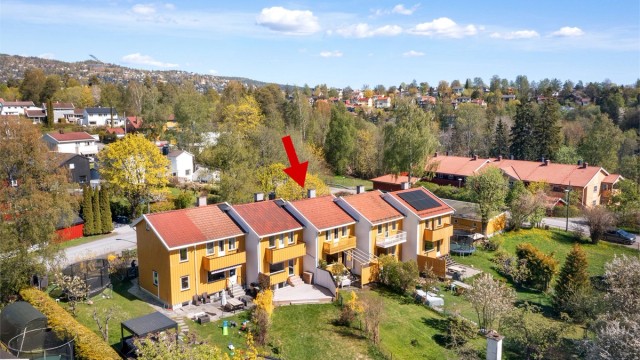 Boligen har en attraktiv og barnevennlig beliggenhet med gangavstand til det du trenger i hverdagen