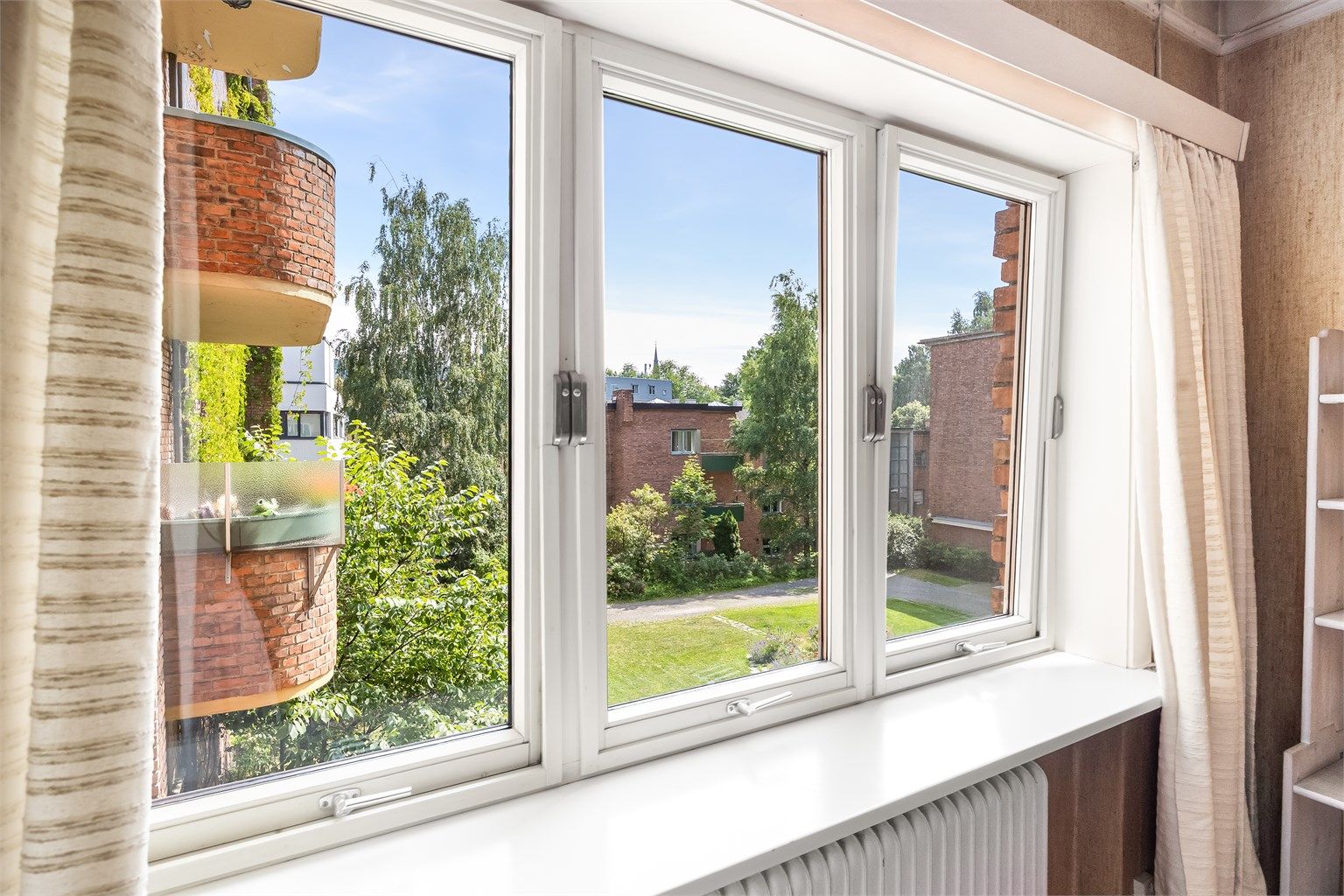 Store vindusflater som vender mot rolig bakgård gir godt med dagslys og hyggelig utsyn. 