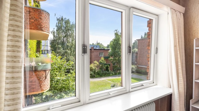 Store vindusflater som vender mot rolig bakgård gir godt med dagslys og hyggelig utsyn.