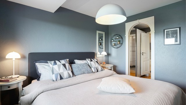 Fra hovedsoverommet er det videre adkomst til garderobe og ett av leilighetens to bad.
