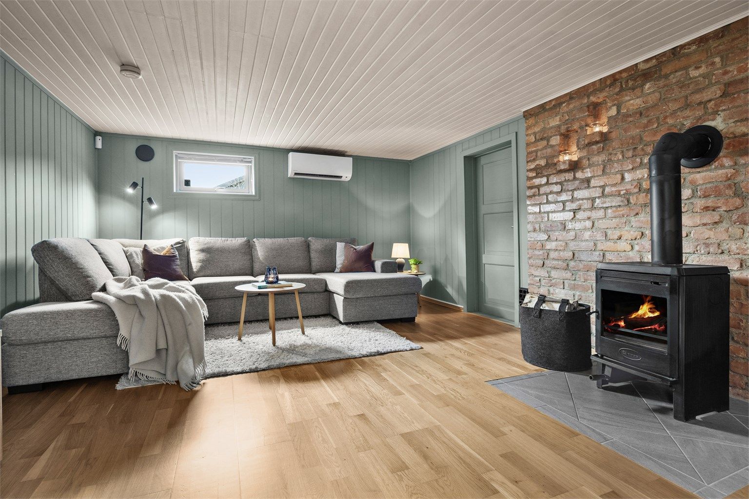 I underetasjen er det en praktisk kjellerstue med plass til sofagruppe