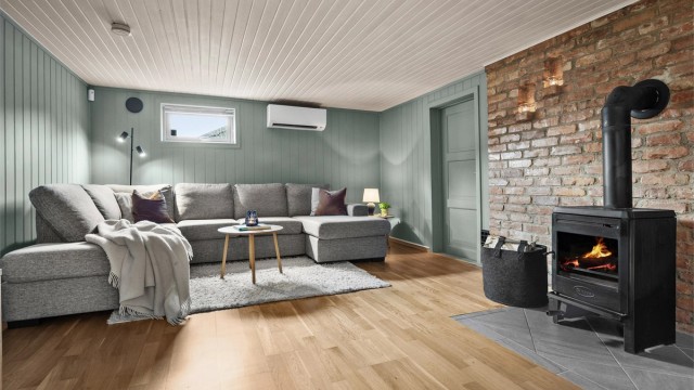 I underetasjen er det en praktisk kjellerstue med plass til sofagruppe