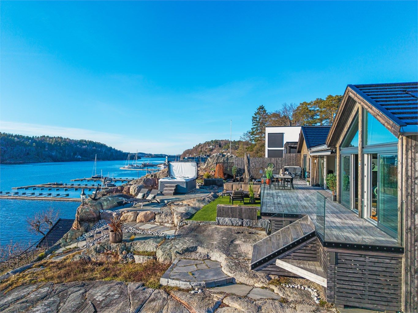 Den bebygde hovedtomten på fastlandet er vakkert opparbeidet, med stor omtanke for å bevare det naturlige og innbydende uttrykket