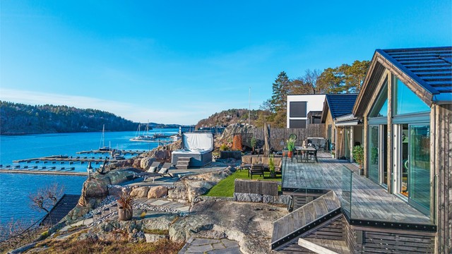 Den bebygde hovedtomten på fastlandet er vakkert opparbeidet, med stor omtanke for å bevare det naturlige og innbydende uttrykket