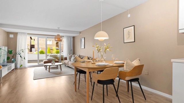 Lene Hviding v/Krogsveen har gleden av å presentere Tennisveien 1.