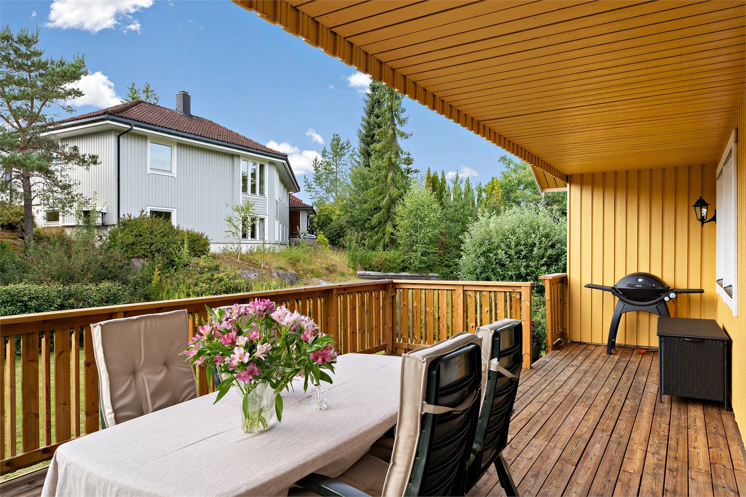 Terrassen har god plass til både hagemøbler og grill.