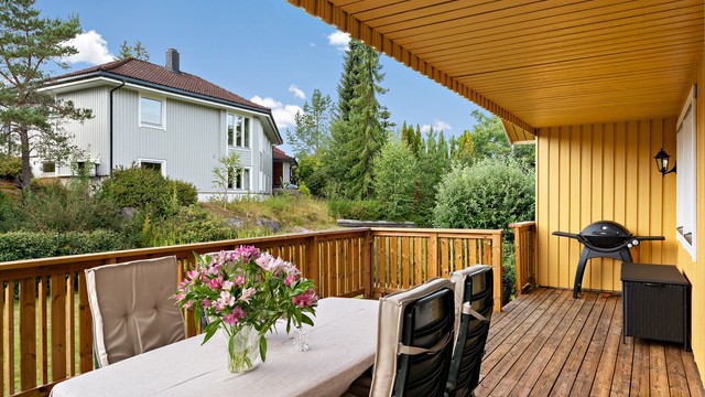 Terrassen har god plass til både hagemøbler og grill.
