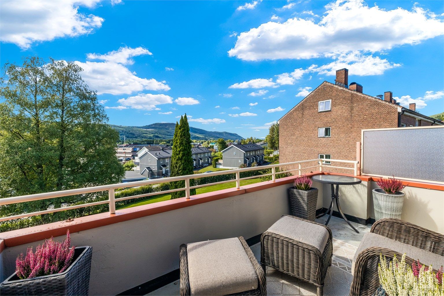 Balkong med gode solforhold og god plass til sittegruppe