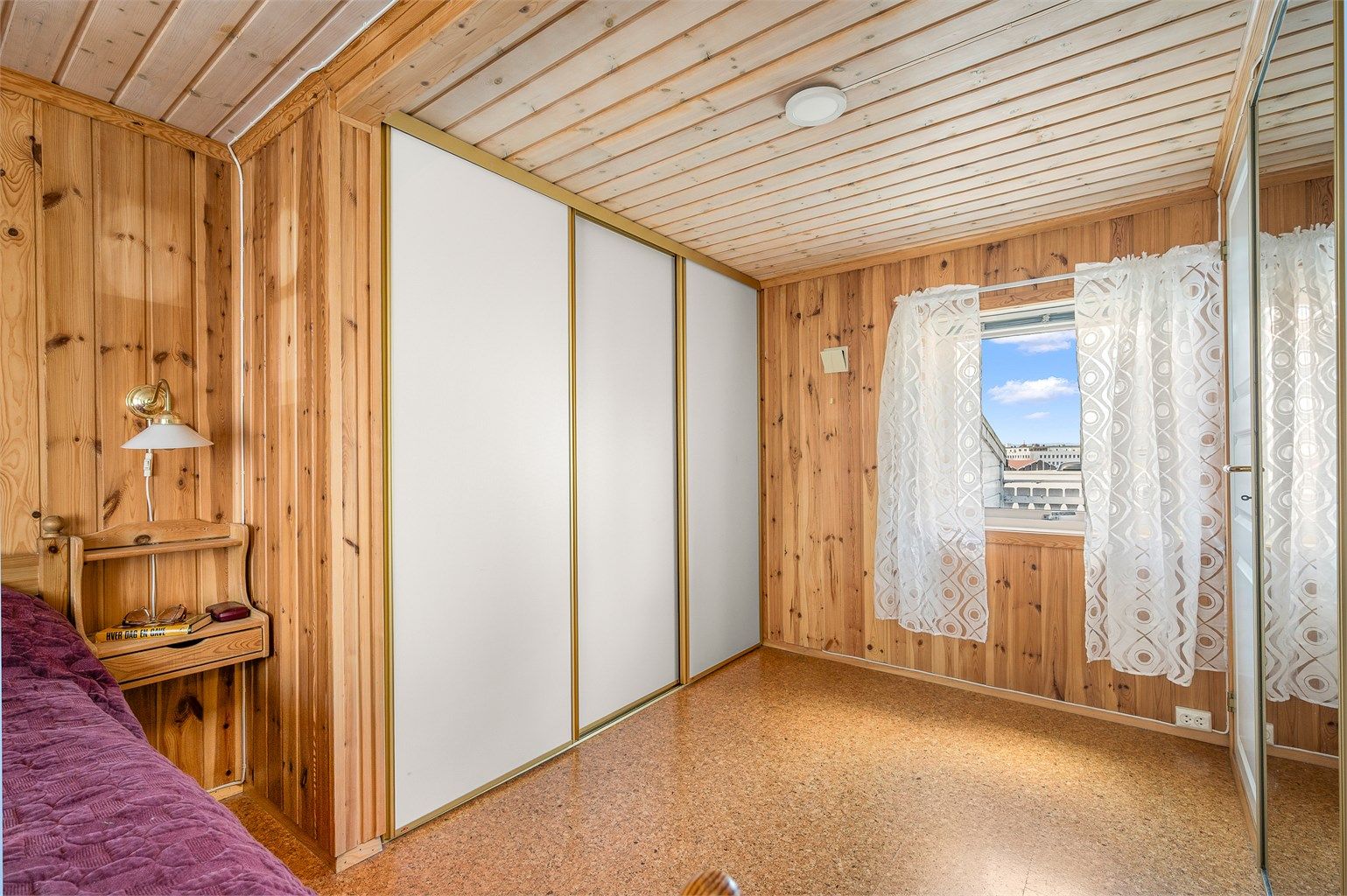  Soverommet er opprinnelig byggemeldt som bod og dermed ikke godkjent for varig opphold. Kjøper overtar alt ansvar, eventuell kostnad og risiko forbundet med dette. 