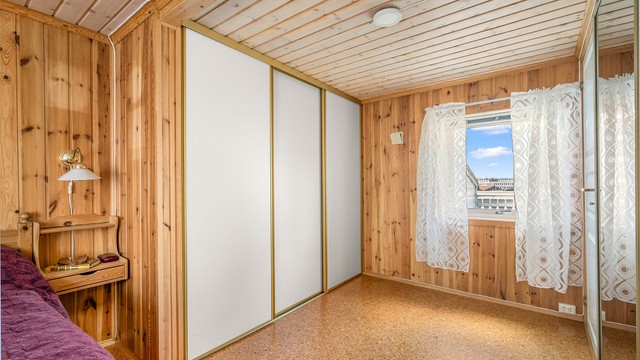 Soverommet er opprinnelig byggemeldt som bod og dermed ikke godkjent for varig opphold. Kjøper overtar alt ansvar, eventuell kostnad og risiko forbundet med dette.