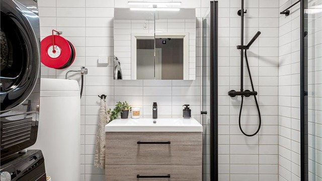 Rommet har veggmontert toalett og innfellbare dusjvegger for optimal plassutnyttelse.