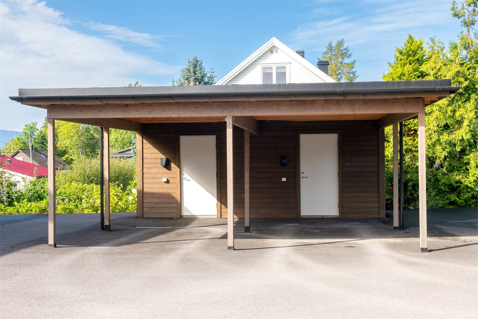 Egen parkeringsplass i carport med tilhørende ekstern bod på 5 m².