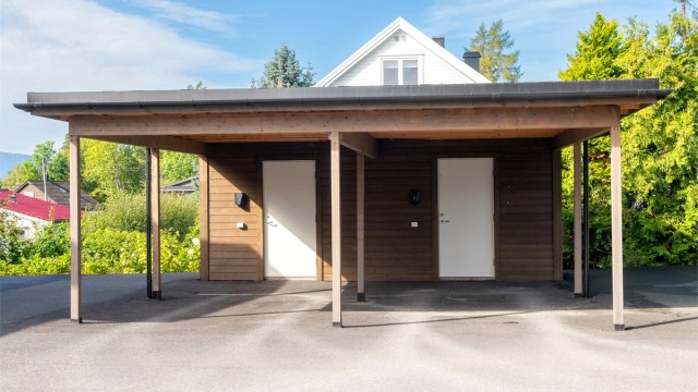 Egen parkeringsplass i carport med tilhørende ekstern bod på 5 m².