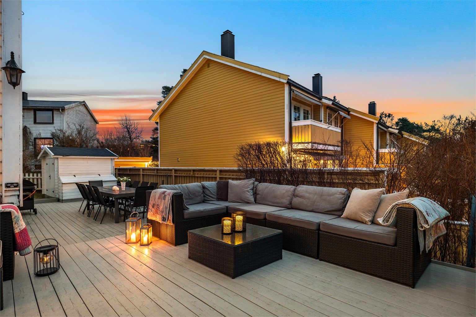 Terrassen er romslig nok til å deles inn i flere soner for både avslapning og måltider.