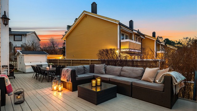 Terrassen er romslig nok til å deles inn i flere soner for både avslapning og måltider.