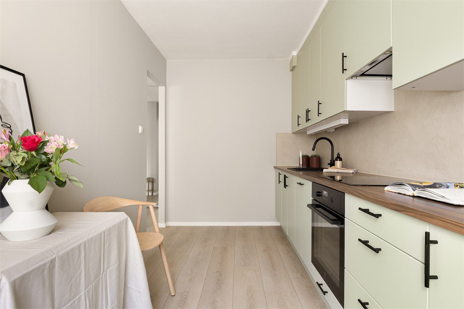 Gode lagringsmuligheter av kjøkkenutstyr i skap og skuffer.