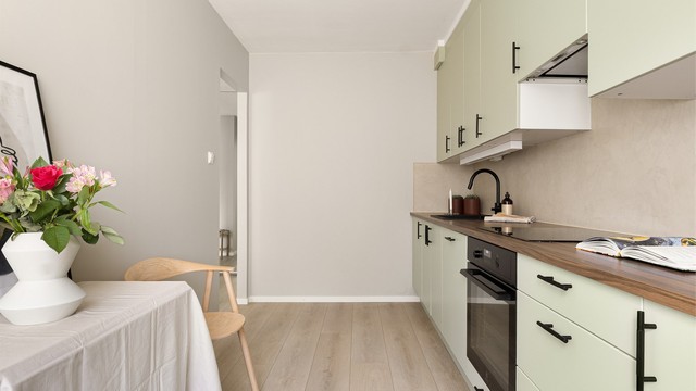 Gode lagringsmuligheter av kjøkkenutstyr i skap og skuffer.