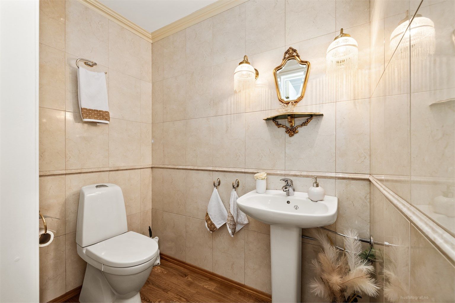 I tillegg til badet har leiligheten et praktisk, separat toalettrom med flislagte vegger.