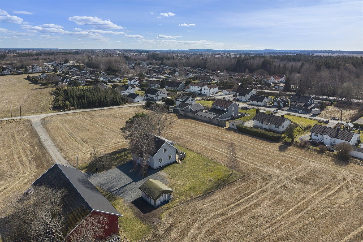 For pendlere er det gode kommunikasjonsmuligheter, med bussholdeplass kun 300 meter unna.