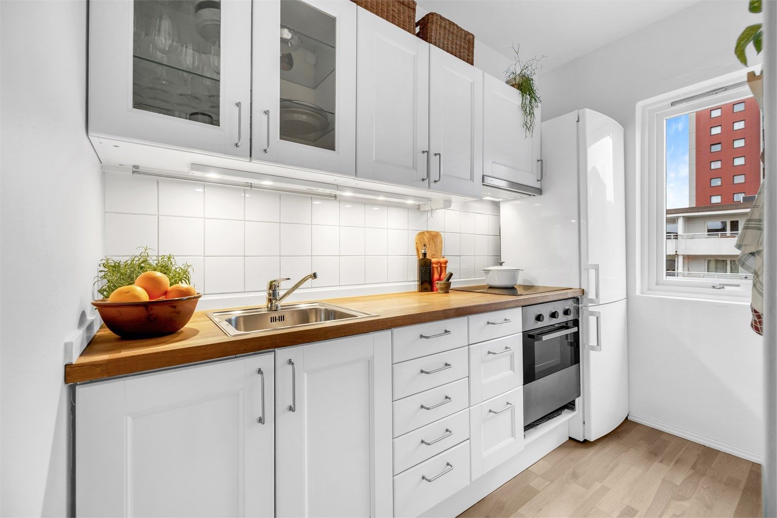 Godt utstyrt kjøkken (alle hvitevarer medfølger).