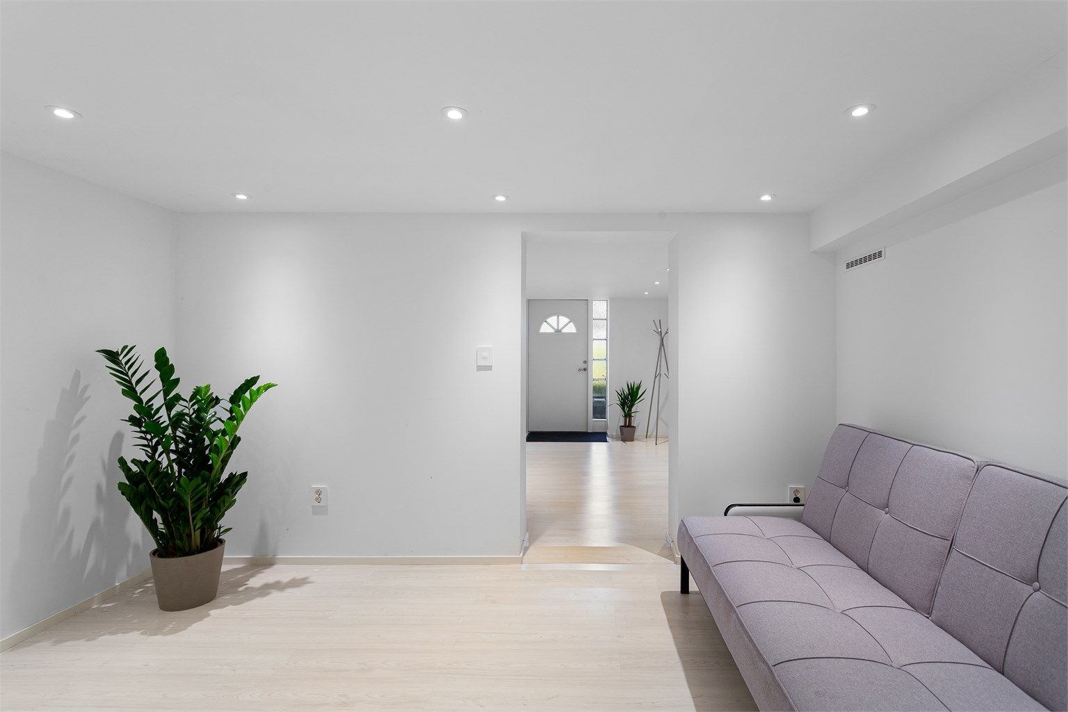Innredet stue i kjelleretasjen med downlights i himling og laminat på gulvet. Rommet er ikke bruksendret/omsøkt.