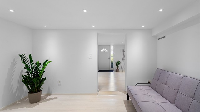 Innredet stue i kjelleretasjen med downlights i himling og laminat på gulvet. Rommet er ikke bruksendret/omsøkt.