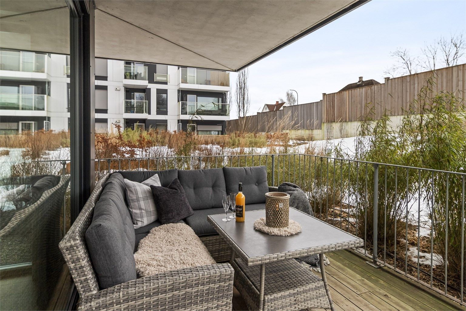 Leiligheten har en deilig uteplass på en delvis overbygget, vestvendt markterrasse på 18 kvm