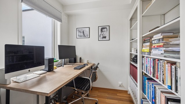 Hyggelig kontorplass tilliggende stuen. Perfekt for hjemmekontor!