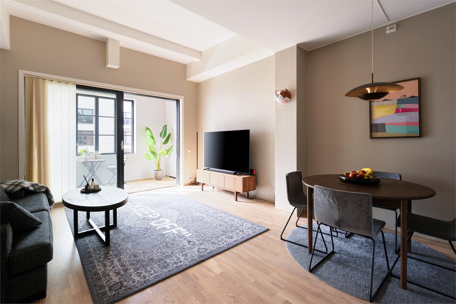 Stuen er romslig med god planløsning og kan enkelt innredes med en hyggelig sofagruppe med tilhørende sofabord og annet ønskelig stuemøblement. 