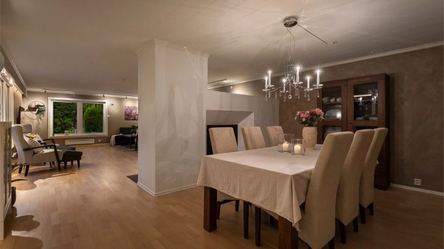 Fra spisestuen er det en delvis åpen løsning mot stue og kjøkken.