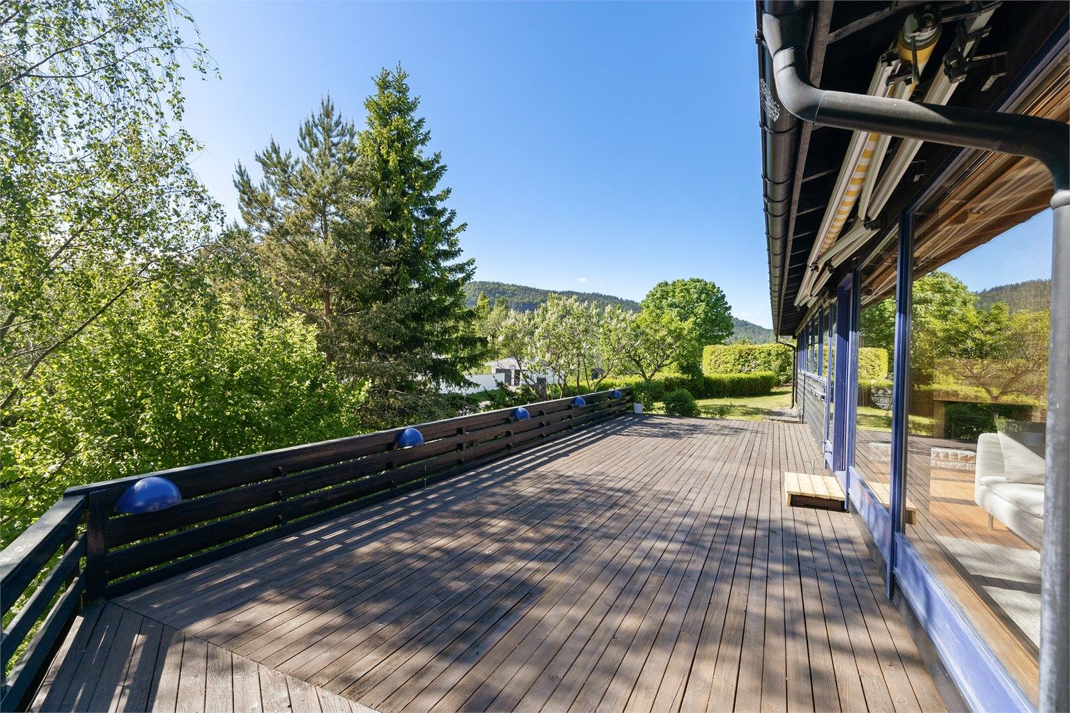 Eiendommen har en stor terrasse og ligger usjenert til i en rolig blindvei, med kort vei til Semsvannet.
Foto: Trond Reder