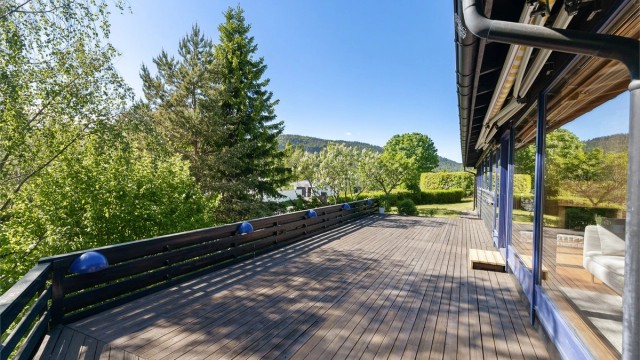 Eiendommen har en stor terrasse og ligger usjenert til i en rolig blindvei, med kort vei til Semsvannet.
Foto: Trond Reder