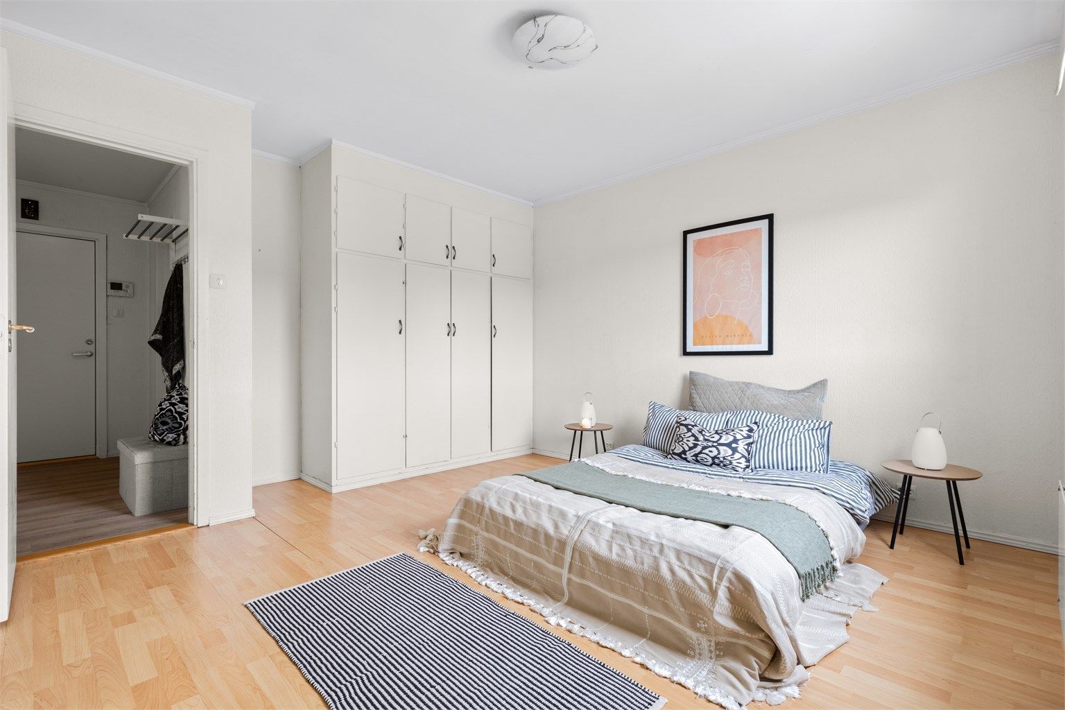 Soverom 1 - romslig hovedsoverom med god plass til dobbeltseng og nattbord