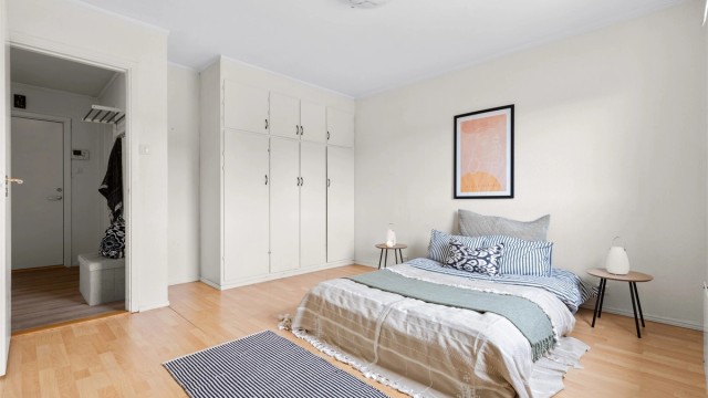 Soverom 1 - romslig hovedsoverom med god plass til dobbeltseng og nattbord